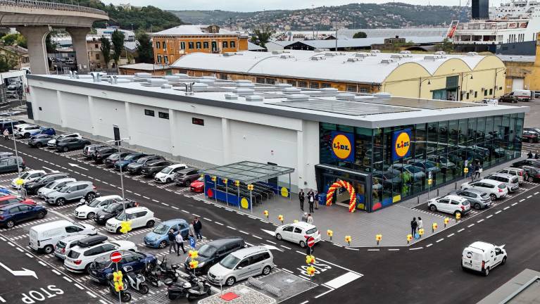 Pred trgovino je na voljo 90 parkirnih mest, tam je tudi polnilna postaja za električna vozila