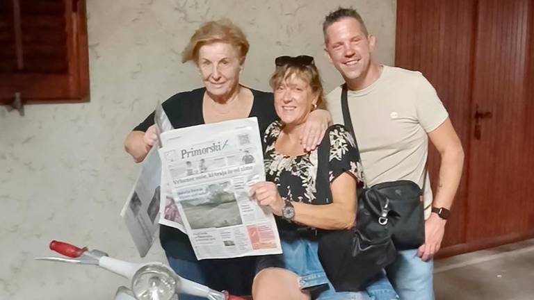 Gospa Grozdana Škabar s prijateljema ob vespi, starodobniku, moža Edota na dvorišču domače osmice. Skupaj berejo Primorski dnevnik, na katerega je naročena že nekaj let. <i>(Marisa)</i>