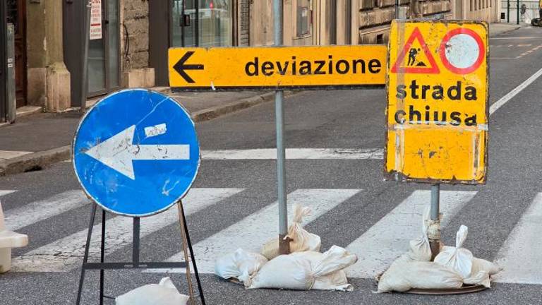 Ulico Tasso zaradi poškodovanega vozišča zaprli za promet