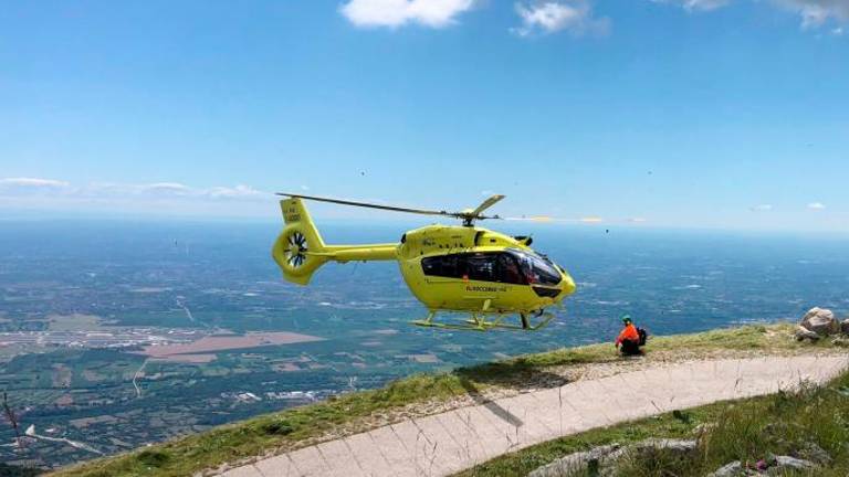 Kolesar utrpel poškodbe glave in obraza