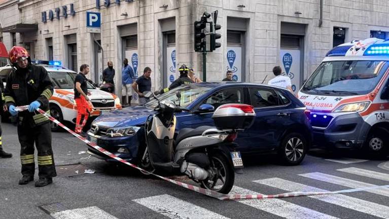 Motorno kolo se je zapičilo v avtomobil