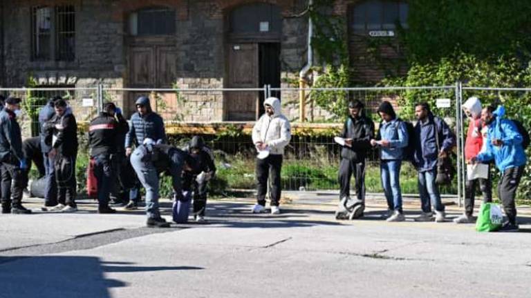 V Starem pristanišču premeščajo migrante