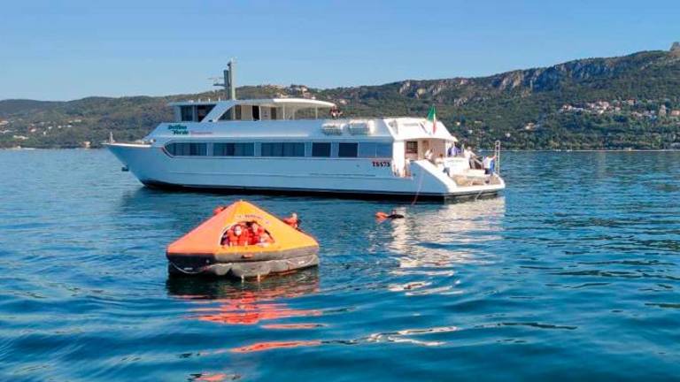 Namišljeni požar na ladji Delfino verde