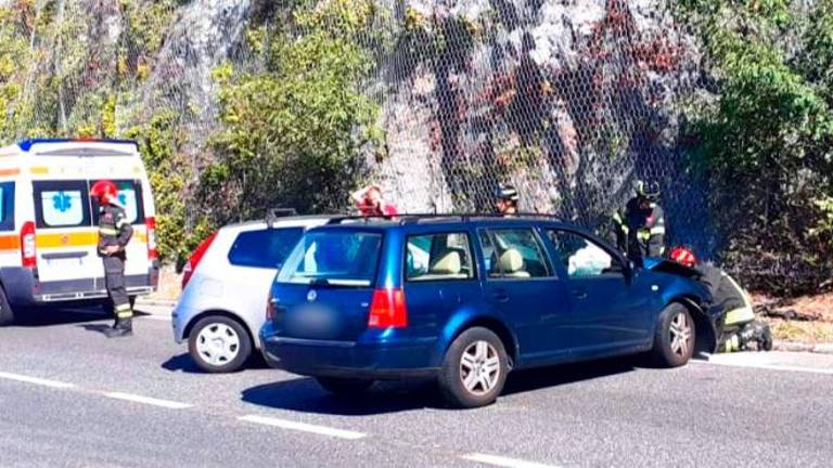 Trije poškodovani v čelnem trčenju na Obalni cesti