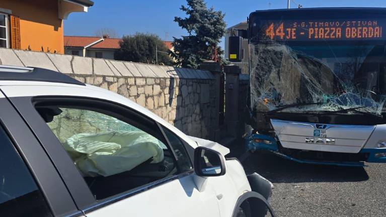 V Nabrežini čelno trčila avtobus in avtomobil