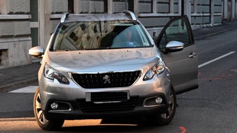 S skuterjem trčil v avtomobil in mu zlomil polos