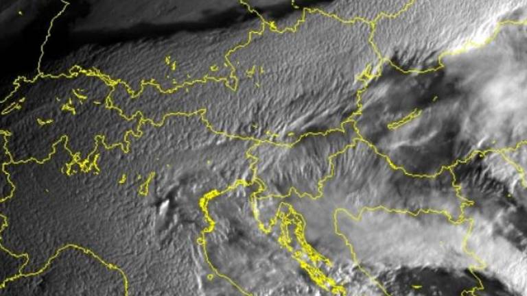 Arso: Na satelitski sliki vrhovi oblakov s posebno strukturo