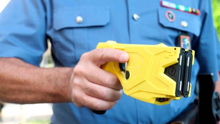 Električni paralizatorji povzročili smrt dveh oseb