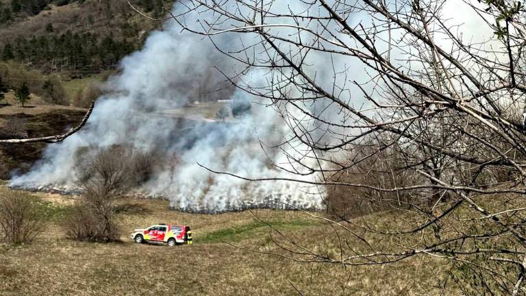 S sežiganjem neuporabnih bal sena zanetil hud požar