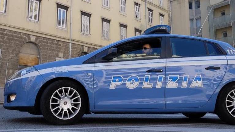 Ropal z nožem in kladivom