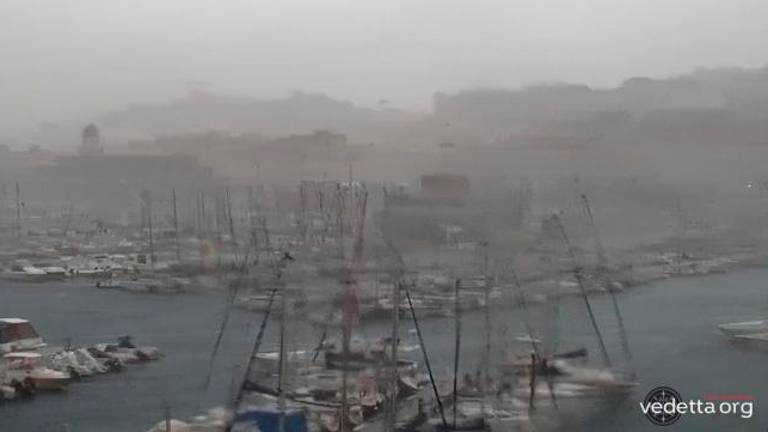 Za uvod naliv, okrepljeni sunki vetra in padec temperature
