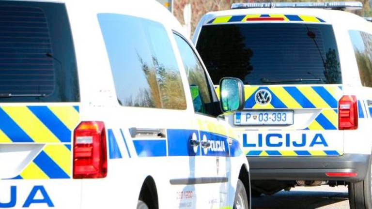Za hrbtom odprl nahrbtnik in jima ukradel denarnici