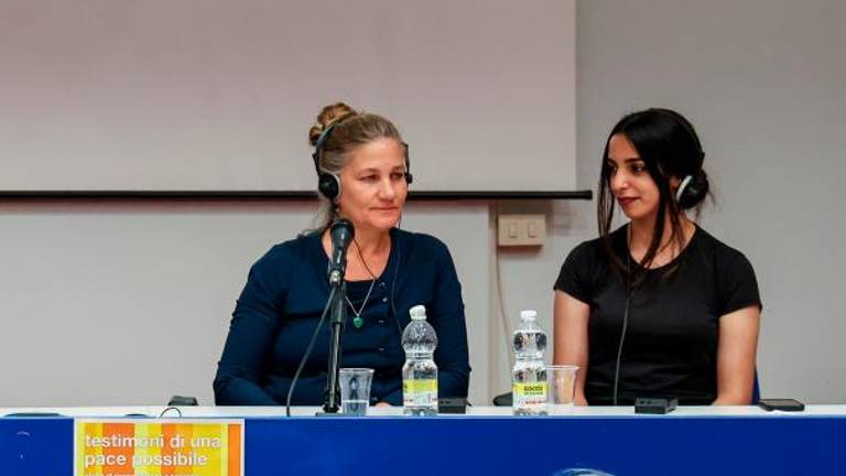 Izraelka in Palestinka ob žalovanju presegata delitve