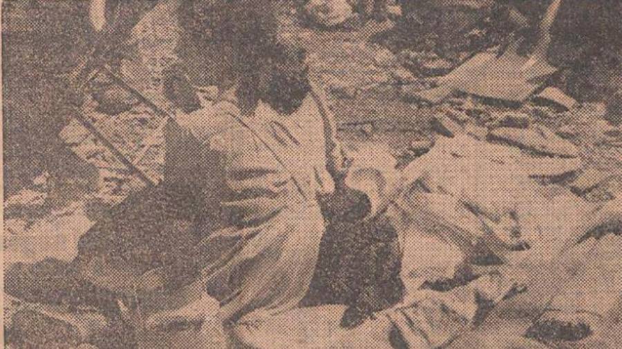 Na ruševinah je fotograf tistega 20. aprila 1944 v svoj objektiv ujel takrat 11-letno Irmo Škabar Kraus