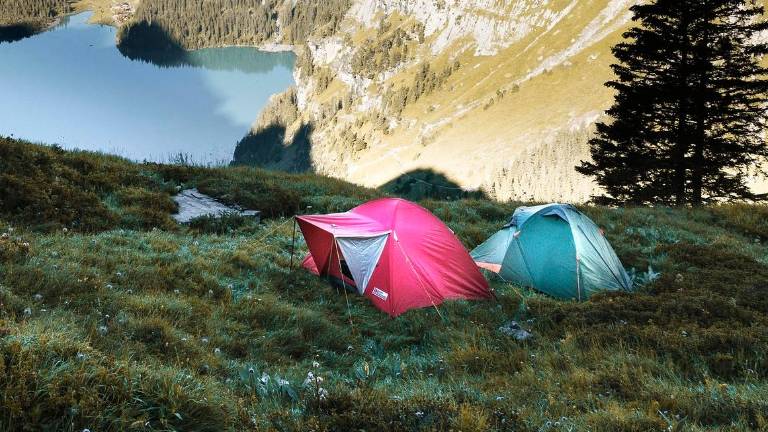 Občine na območju Julijskih Alp in Posočja pred začetkom turistične sezone zvišujejo globe za nedovoljeno kampiranje, fotografija je simbolična (PIXABAY)