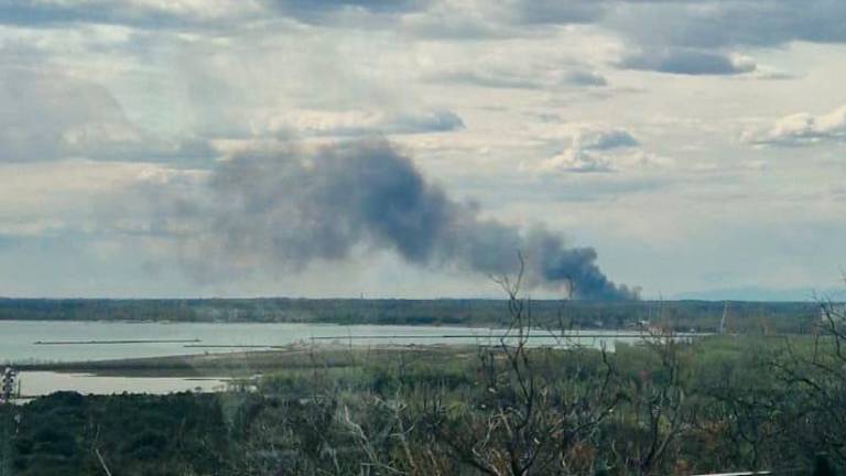 Silovit požar v Fiumicellu, na delu več gasilskih ekip in helikopterja