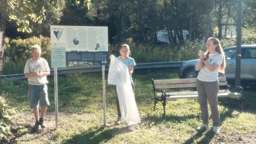 Tablo sta odkrila pravnuka Samo Dolhar Šabec in Malina Dolhar