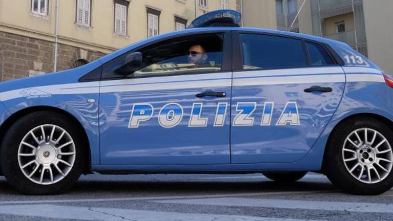 S steklenico ga je udaril po glavi