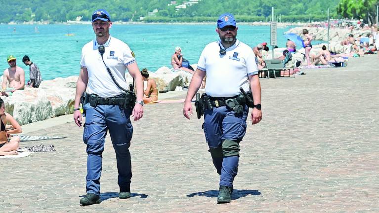 Na obali sta kradla kopalcem