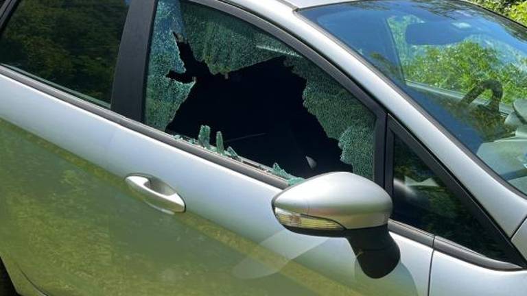 Tatovi vdrli v avto zdravnice, medtem ko je pomagala kolesarju