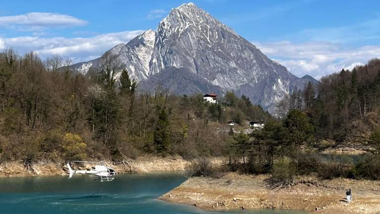 Helikopter je danes posredoval pri Tolmeču in kraju Verzegnis