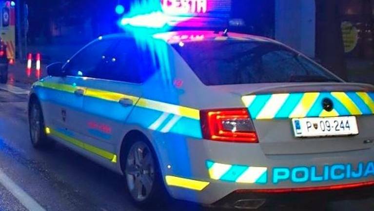 Med zasledovanjem tatu poklical policiste