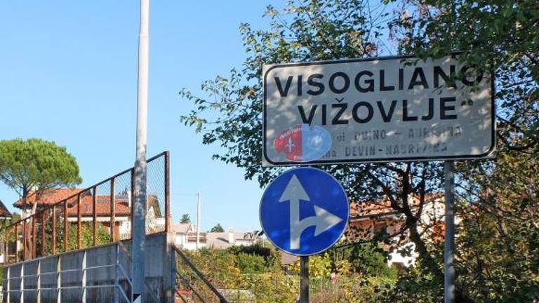 Domačini, levica in desnica proti oddajniku v Vižovljah