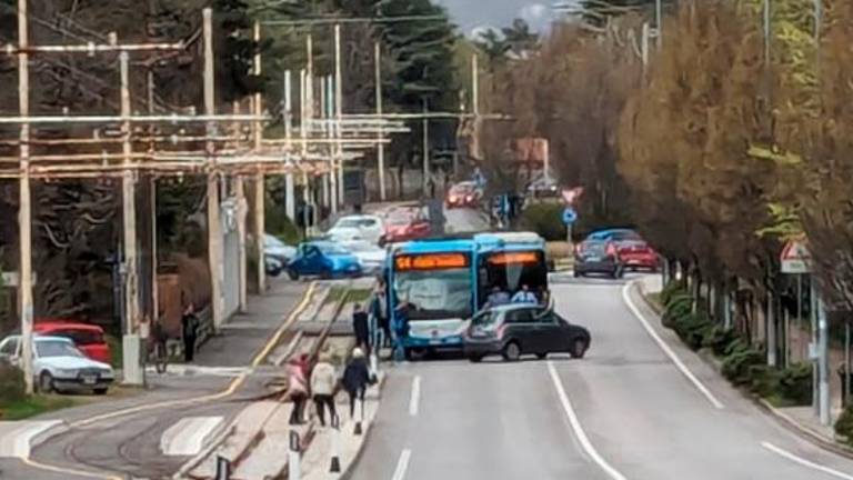Pred Opčinami v trčenje vpleteni avtobus, avtomobil in skuter