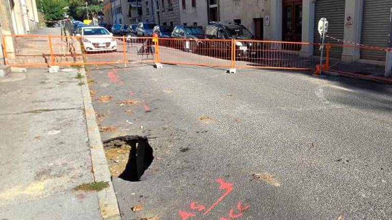 Globoka luknja v Ulici Tesa se je zvečer še povečala