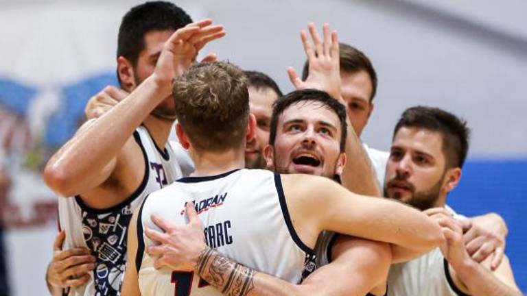 Športna nedelja: Jadran prvič pred domačimi navijači na Čarboli