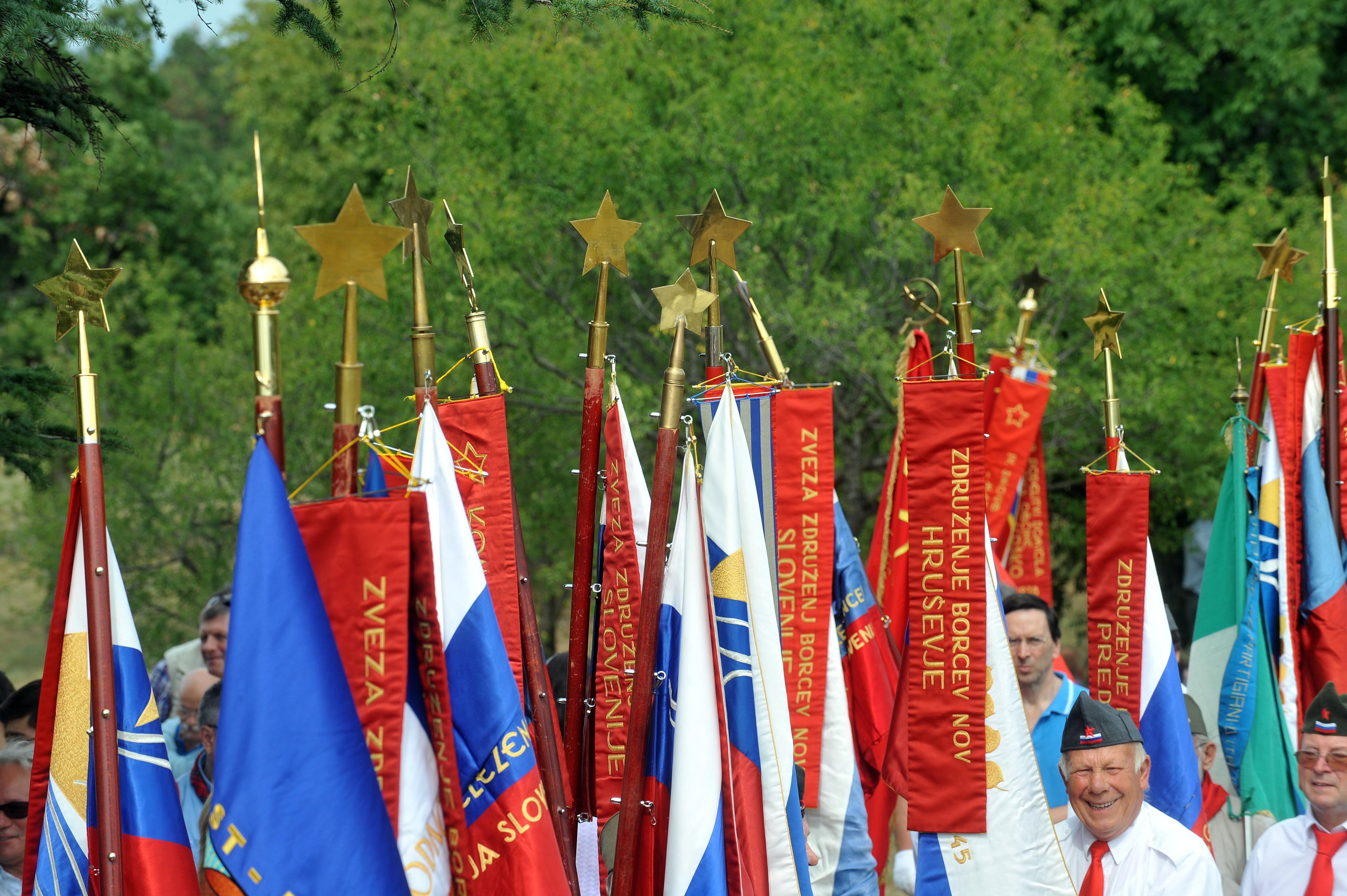 V Sloveniji navodilo o praporih umaknili