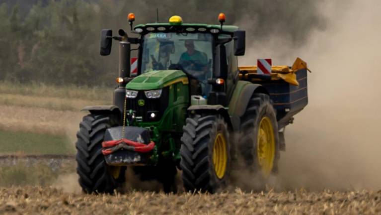 Prevrnjen traktor ukleščil 65-letnika