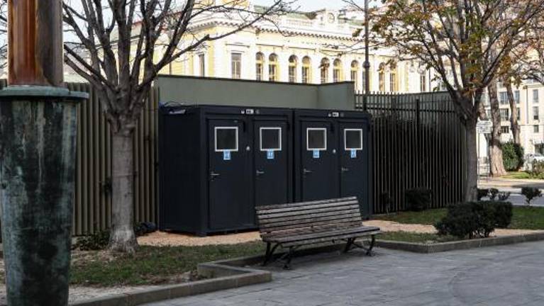 Lokalne oblasti postavljajo sanitarije, migranti v silosu zmrzujejo