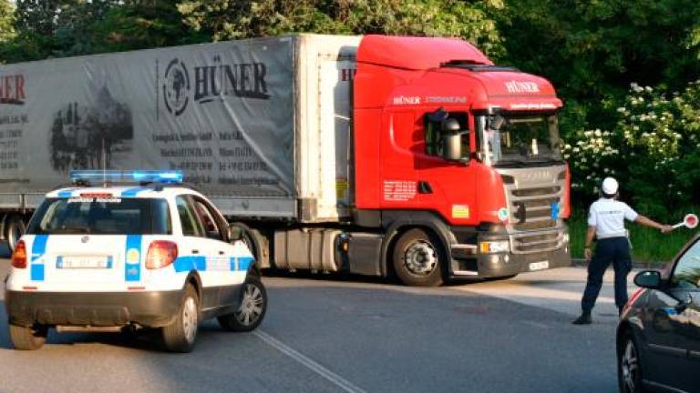 Tovornjakarju naložili 4673 evrov globe