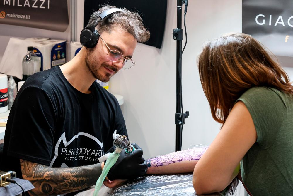 150 tetovatorjev ustvarja na rokah, nogah in hrbtu