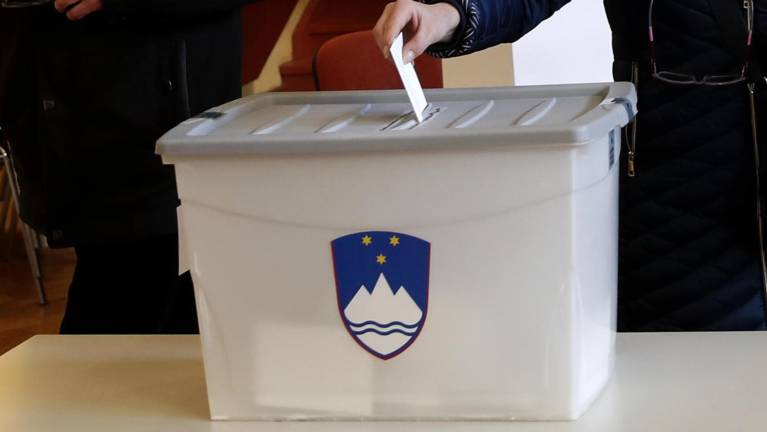 Volišča v Sloveniji zaprta, objavo izidov prestavili za pol ure