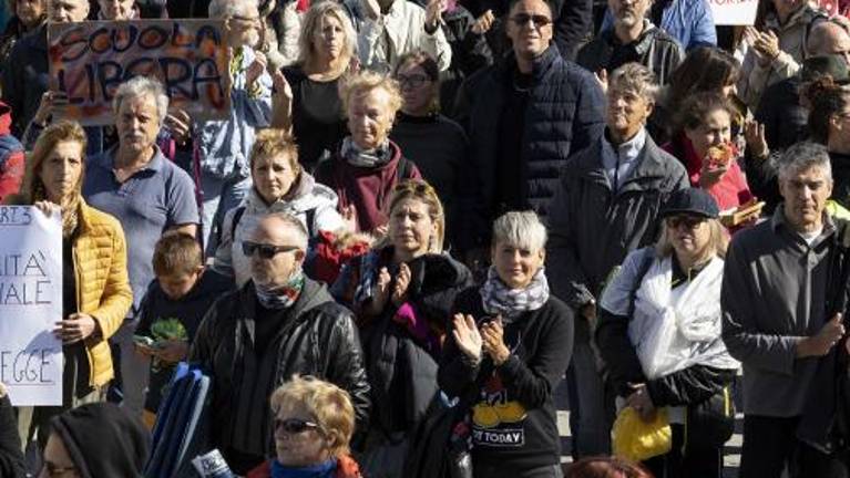 Zdravnik kljub karanteni na demonstracijo proti cepivu