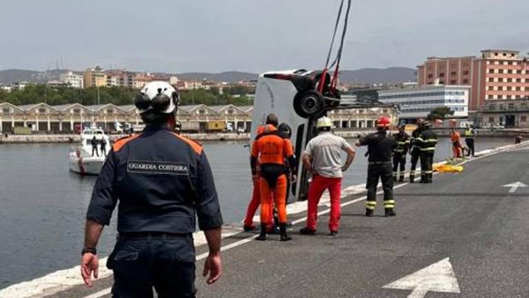 Iz morja potegnili kombi