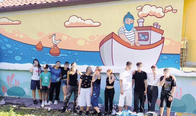 Stezo Cottur krasi mural, ki so ga izdelali mladi