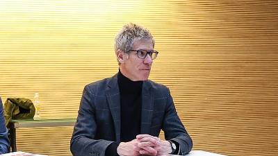 Guido Comis (desno, ob odborniku Anzilu) prevzema krmilo Miramarskega gradu