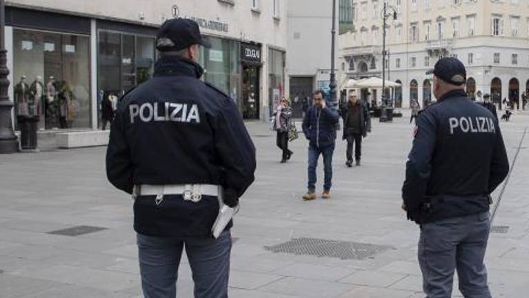 V Rimu okradel turistko, v Trstu za zapahi