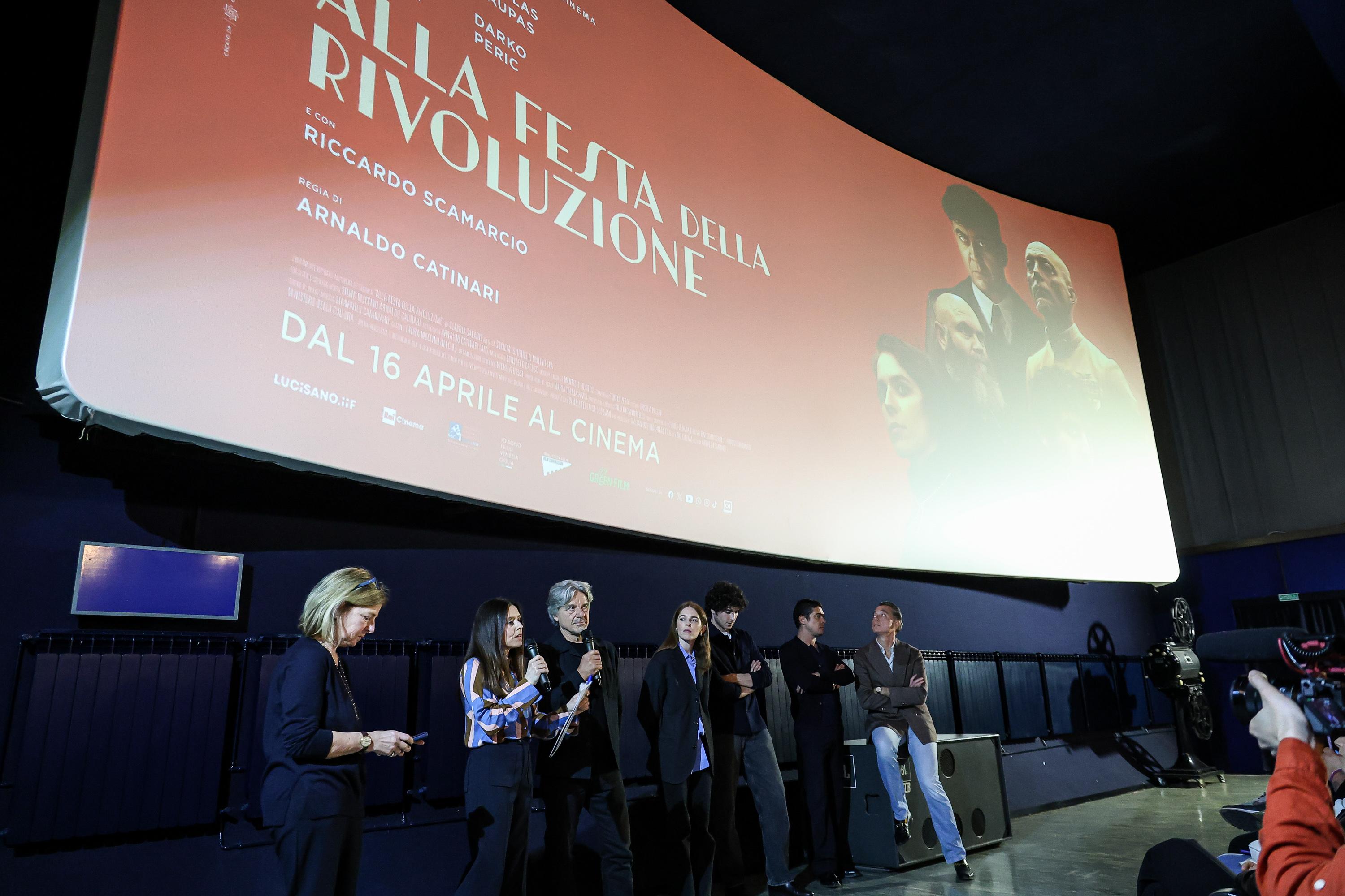 Lik D'Annunzia predstavlja v svetli luči