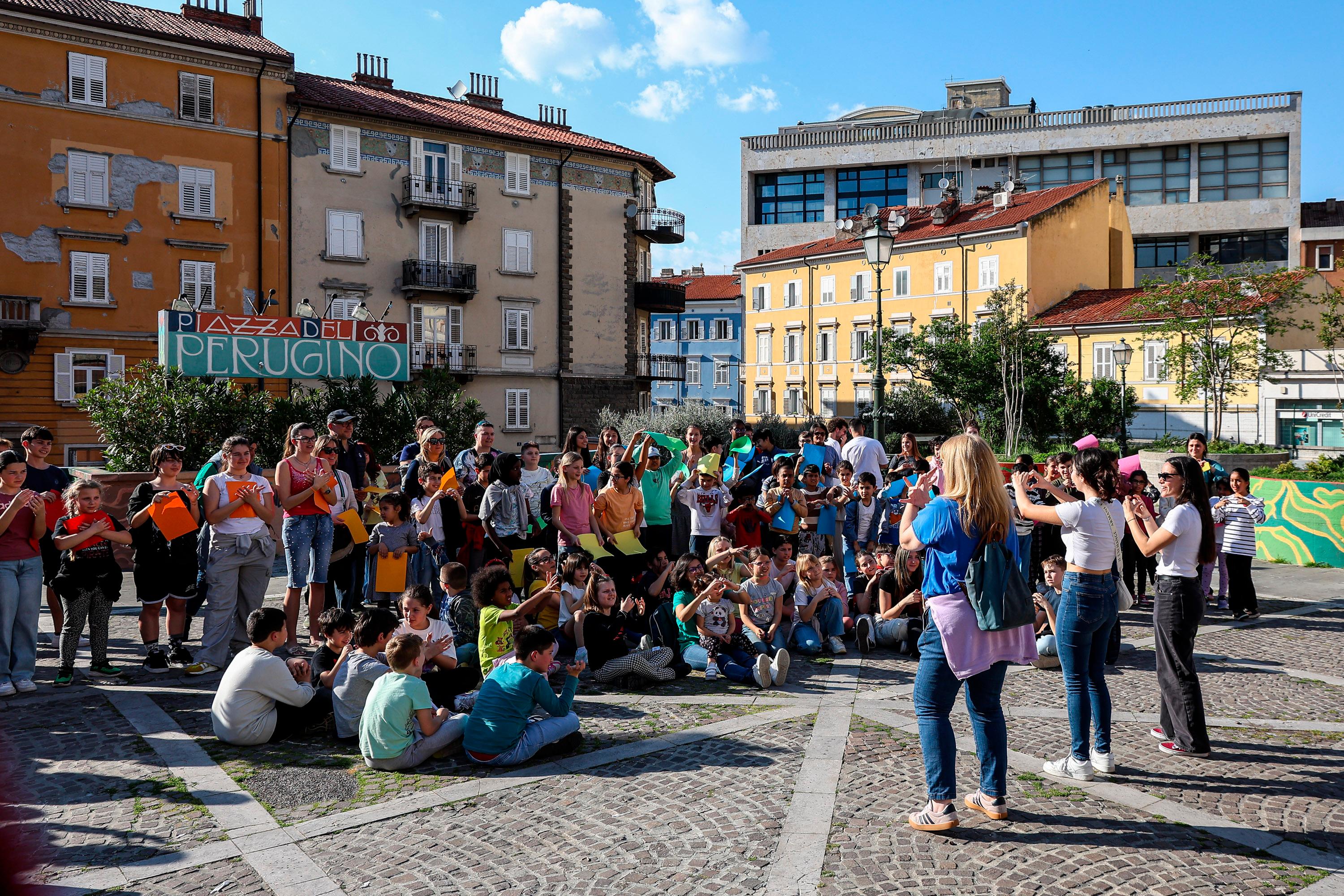 Na Trgu Perugino potekalo medversko popoldne za mir