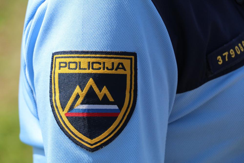 Moški brez dovoljenja vozil avto z dvema različnima registrskima tablicama