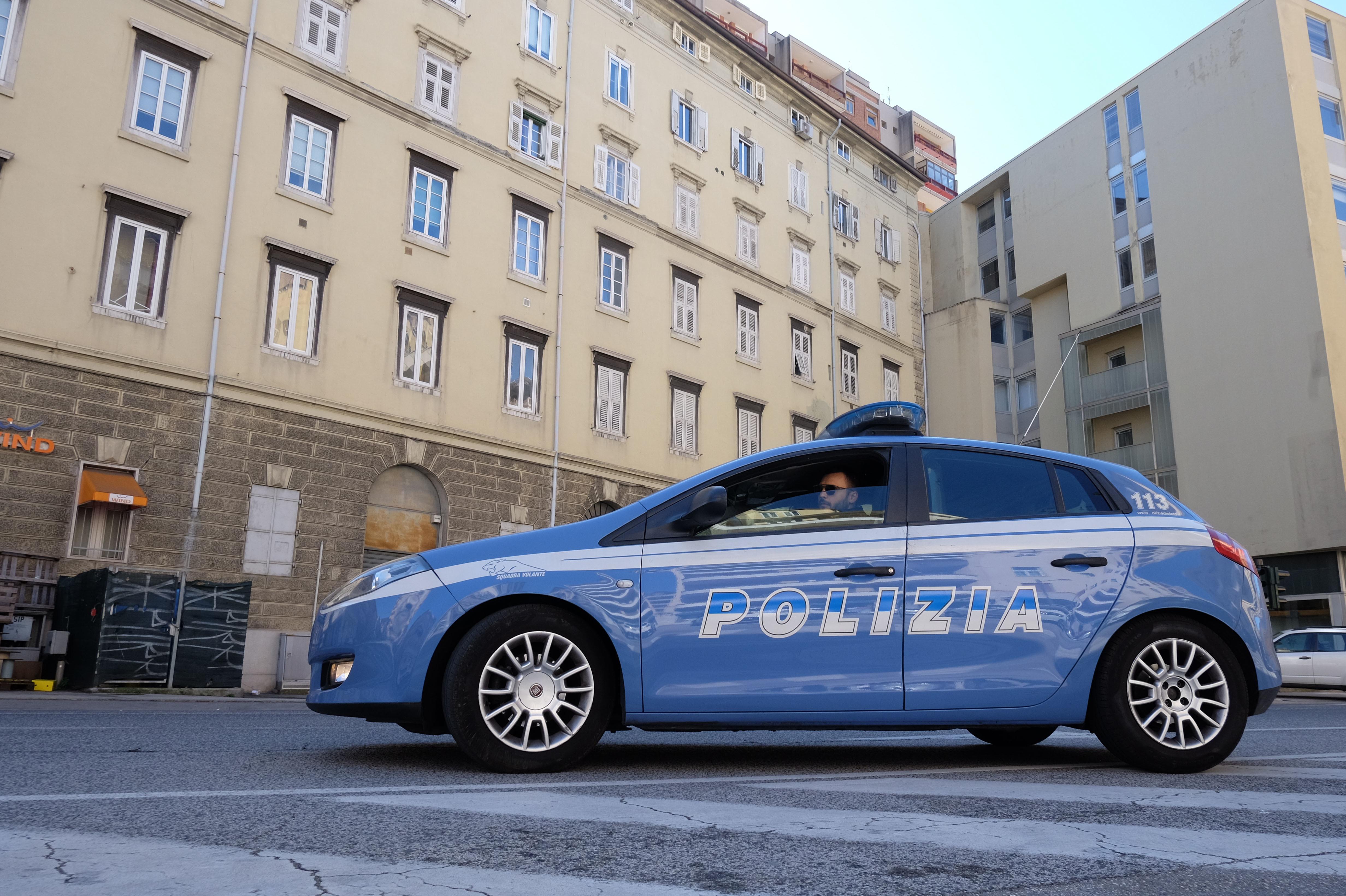 Policija zasačila skupino mladih z balaklavami in orožjem