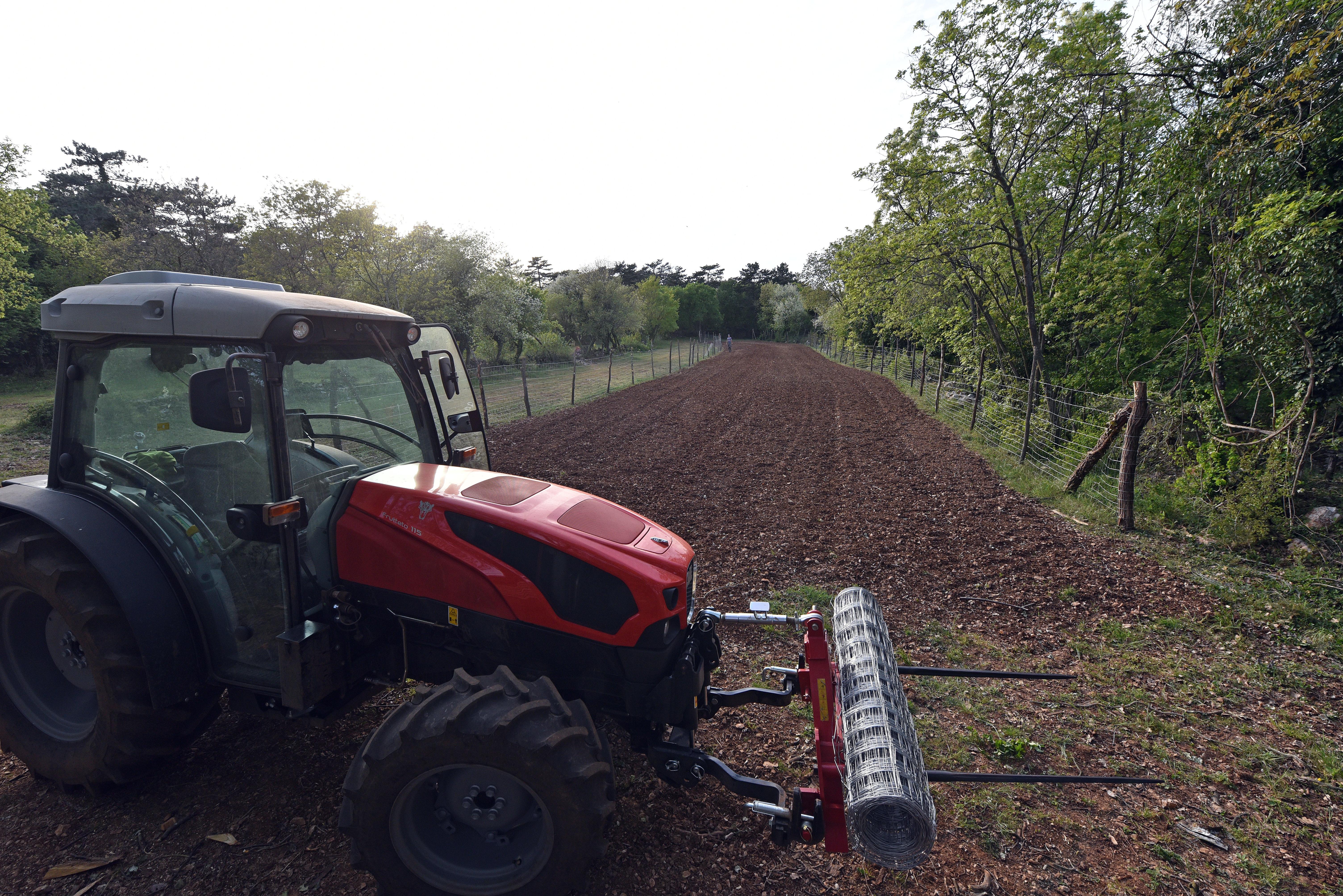 Traktor se je prevrnil in ga zmečkal