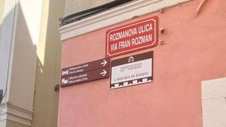 Piranu uspelo ohraniti table z zgodovinskimi imeni trgov in ulic