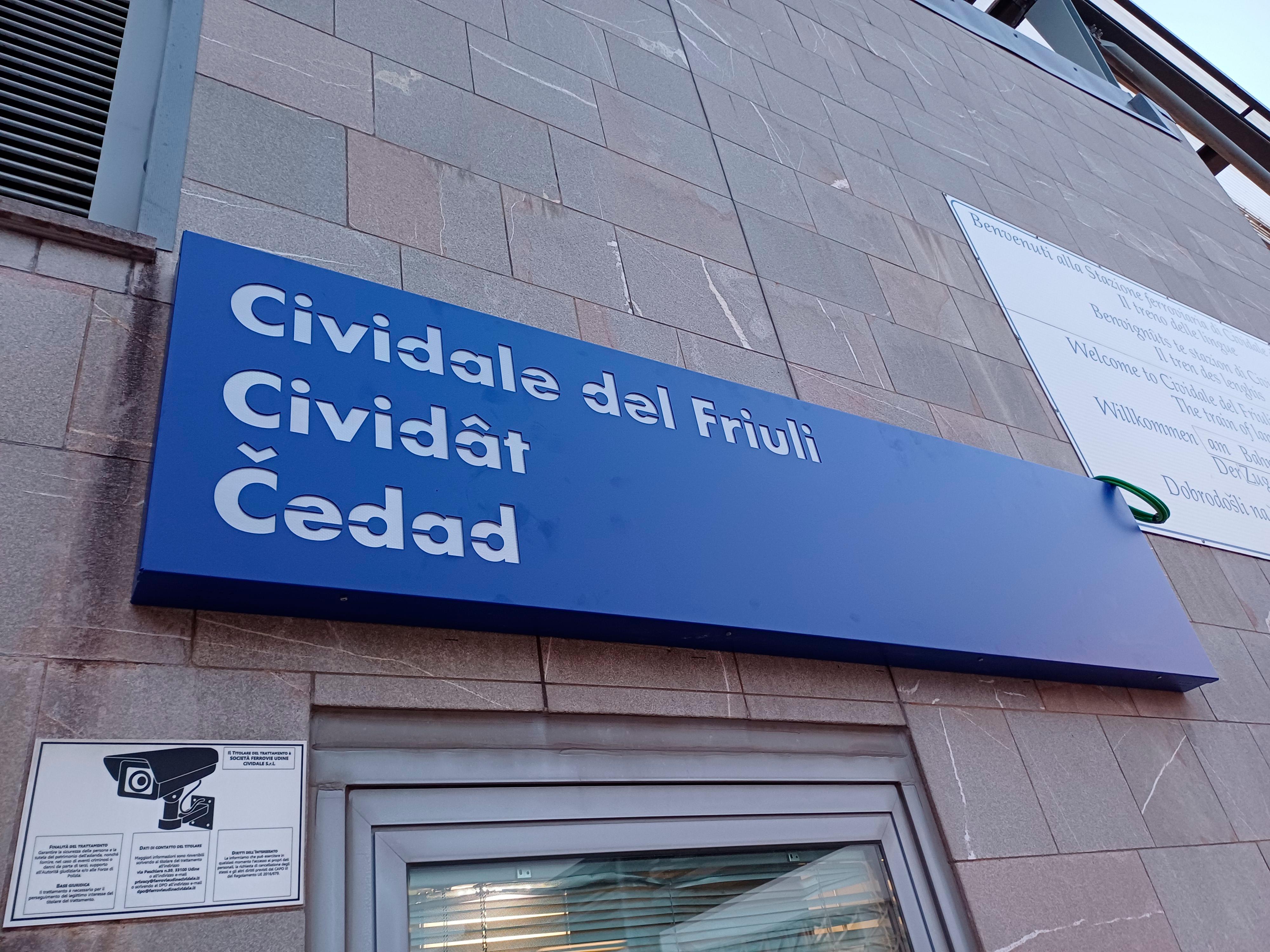 Na čedajski železniški postaji spet visi trojezična tabla