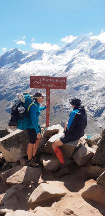 Tudi po Peruju, Cordillera Blanca, je vedno Primorski Dnevnik z nami v nahrbtniku ... <i>(Tomaž in Mirjam)</i>