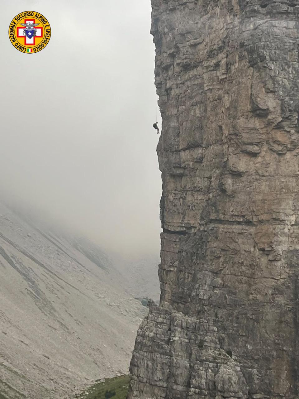 Več ur je obvisel v praznini